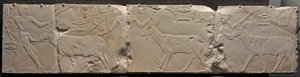 Relief af mænd, der bringer ørkendyr af Unknown artist