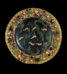 Religiøs genstand: serpentin patene fra det 1. århundrede f.Kr. eller det nedre romerske imperium og guldramme indlagt med perler og ædelstene fra perioden med Karl den Skaldede (850-900 e.Kr.). Paris, Louvre-museet af Unknown artist