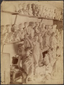 [Rum fyldt med buster og statuer]. af Unknown artist