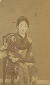 [Siddende japansk kvinde] af Unknown artist