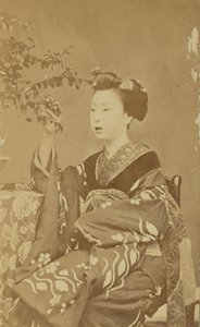 [Siddende japansk kvinde] af Unknown artist
