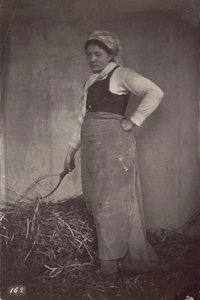[Stående kvinde med le] af Unknown artist