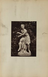[Statue af pige med trekant] af Unknown artist