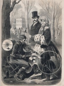 Mandsorkestret på Champs Elysees i Paris. Han har en klokkehat, en rullekasse på ryggen, bækkener på knæene og spiller violin. Stik i “Le Monde illustrious”” fra 1862. Privat samling. af Unknown artist