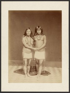 [To kvinder holder hinanden i hånden] af Unknown artist