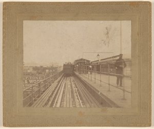 [Udsigt til et tog, der forlader stationen]. af Unknown artist