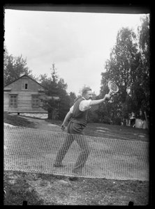 Paul Simberg spiller tennis på Niemenlautan Manor