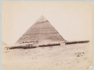 19. Husarer dannet foran en pyramide i Giza, Egypten, 1882 ca. af Unknown