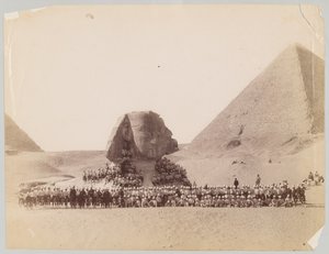42. højlændere foran sfinxen ved Giza, Egypten af Unknown photographer