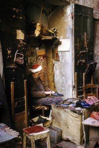 En skomager, Algier af Unknown photographer