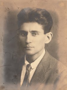Et portrætfotografi af Franz Kafka, brystlængde af Unknown photographer