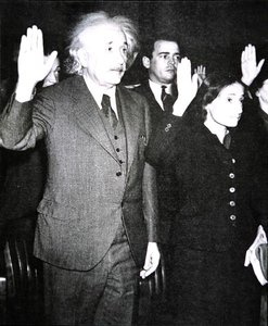Albert Einstein med sin steddatter Margot aflægger ed om amerikansk statsborgerskab, New Jersey af Unknown photographer