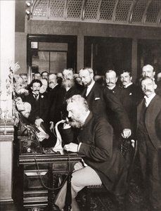 Alexandre Graham Bell (1847-1922) ved indvielsen af langdistancelinjen fra New York til Chicago, 18. okt. af Unknown photographer