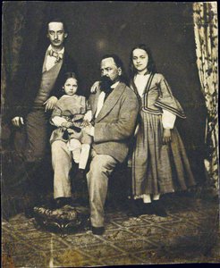 Alexandre Herzen (1812-1870) - Alexander Herzen med sine børn efter hans kone Natalies død par Anonymous af Unknown photographer