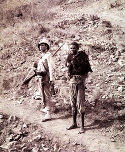 En italiensk soldat og en abessinisk fange på vejen til Ghinda. af Unknown photographer
