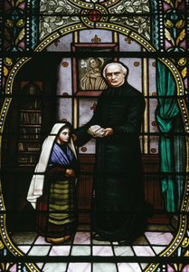 Bernadette og Abbe Peyramale, glasmaleri i Lourdes sognekirke, Languedoc-Roussillon-Midi-Pyrenees, Frankrig, 20. århundrede af Unknown photographer