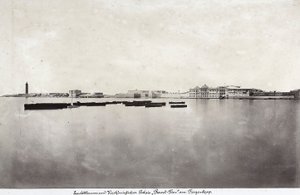 Både midt i havet med en del af byen Alexandria i baggrunden, i Egypten af Unknown photographer