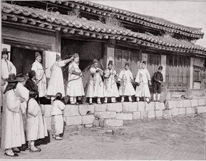Bueskytter i det gamle palads i Seoul, Korea, slutningen af det 19. århundrede af Unknown photographer