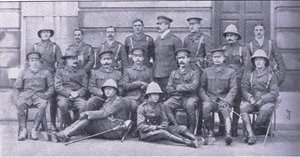 Oberst Owen, Major Boole-Smith og de andre officerer fra Dragoon Guards, fra After Pretoria: The Guerilla War udgivet af Harmsworth Bros Limited af Unknown photographer