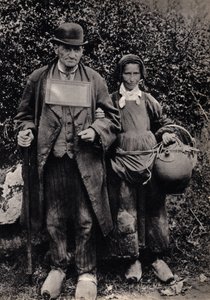 Et par bretonske tiggere. Fotografi, slutningen af det 19. århundrede, Paris. Saml. Selva. af Unknown photographer