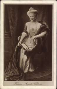 Kejserinde Auguste Viktoria i krone og pels af Unknown photographer