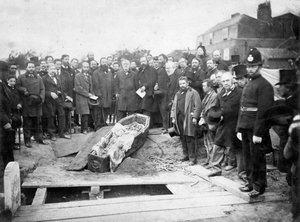 Udgravning af liget af Ugo Foscolo på kirkegården i Chiswick i 1871 - fotoatelier Fratelli Caldesi - Udgravning af liget af Ugo Foscolo på kirkegården i Chiswick i 1871 af Unknown photographer