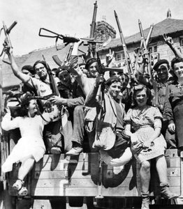 Franske partisan-snigskytter befrier en landsby i Normandiet, juni-juli 1944 (s/h-foto) af Unknown photographer
