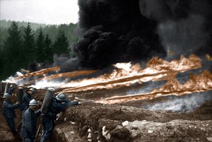 Franske soldater bruger flammekastere fra skyttegravene, Chemin des Dames af Unknown photographer