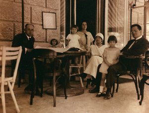 Gruppe af mennesker fotograferet på en café i Pula af Unknown photographer