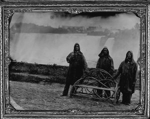 Gruppeportræt ved Niagara Falls, ca. 1855 (helplade ambrotye) af Unknown photographer