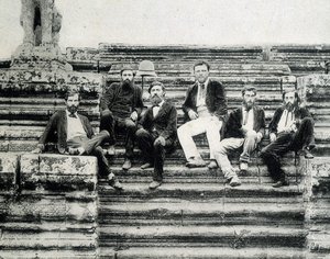 Gruppeportræt af medlemmer af Mekong Exploration Expedition 1866-1868 (Garnier, Doudart de Lagrée) på trappen til Angkor Vat. af Unknown photographer