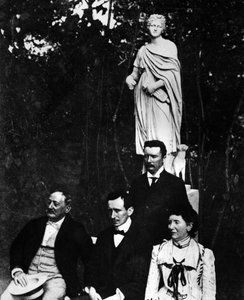 Guglielmo Marconi (1874-1937), italiensk fysiker og opfinder med sine forældre og bror Alfonso i Pontecchio i 1897. af Unknown photographer