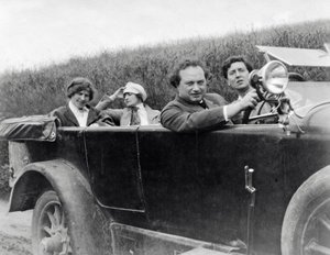 Helene Berg, Alma Mahler, Franz Werfel og Alban Berg fotograferet i bil af Unknown photographer