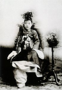 Koreansk kvinde i traditionel brudekjole af Unknown photographer