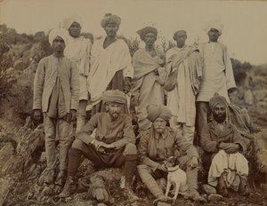 Løjtnant S Edwardes med sin hund Biddy, 1895 ca af Unknown