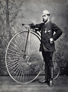 Mand poserer med den store bi (grand bi), velocipedens forfader. Fotografi, slutningen af det 19. århundrede, Paris. Saml. Selva. af Unknown photographer
