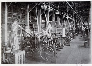 Fremstilling af emballage på Van Houten chokoladefabrikken - fotografering, slutningen af 1800-tallet af Unknown photographer