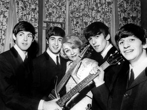 Marlene Dietrich med bandet Beatles Paul McCartney John Lennon George Harrison og Ringo Starr November 1963 af Unknown photographer