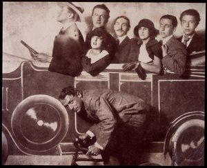 Max Morise, Simone Breton, Paul Eluard, Joseph Delteil, Gala Desnos, Andre Breton og Max Ernst (på cyklen) på Foire de Montmartre. af Unknown photographer