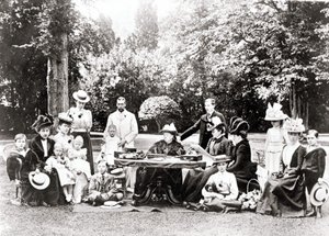 Medlemmer af den britiske kongefamilie inklusive kong George V, kong Edward VIII omkring dronning Victoria til en havefest. Fotografering mellem 1895 og 1901. af Unknown photographer