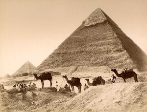 Mænd og kameler foran pyramiden i Chefren af Unknown photographer
