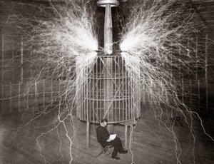Nikola Tesla sidder i sit Colorado Springs laboratorium med sin "magnifying transmitter" af Unknown photographer
