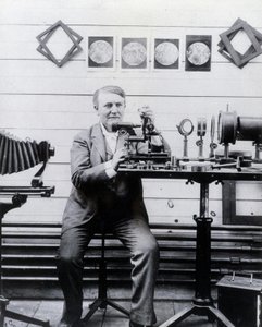 Foto af Thomas-Alva Edison foran sin fonograf. af Unknown photographer