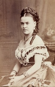 Edith Wynnen muotokuva, noin 1860-luku (m/w kuva) af Unknown photographer