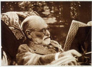 Portræt af Sigmund Freud, der læser - i "Vu" fra 20/07/1932 af Unknown photographer