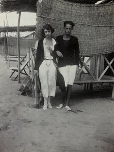 Portræt af et par på stranden, Versilia af Unknown photographer