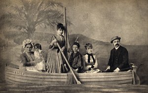 Portræt af en familie med en fotograf, iscenesat i en båd. Fotografi, slutningen af det 19. århundrede, Paris. Saml. Selva. af Unknown photographer