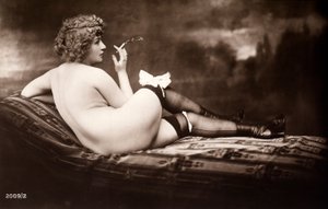Portræt af en ung kvinde, der poserer nøgen med ryggen til, mens hun ryger en cigaret af Unknown photographer