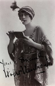 Portræt af den engelske skuespillerinde Violet Vanbrugh, postkort af Unknown photographer