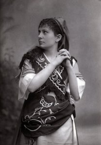 Portræt af sopranen Elisabeth Janvier i "Le Tribut de Zamora"" af Charles Gounod i 1881. af Unknown photographer